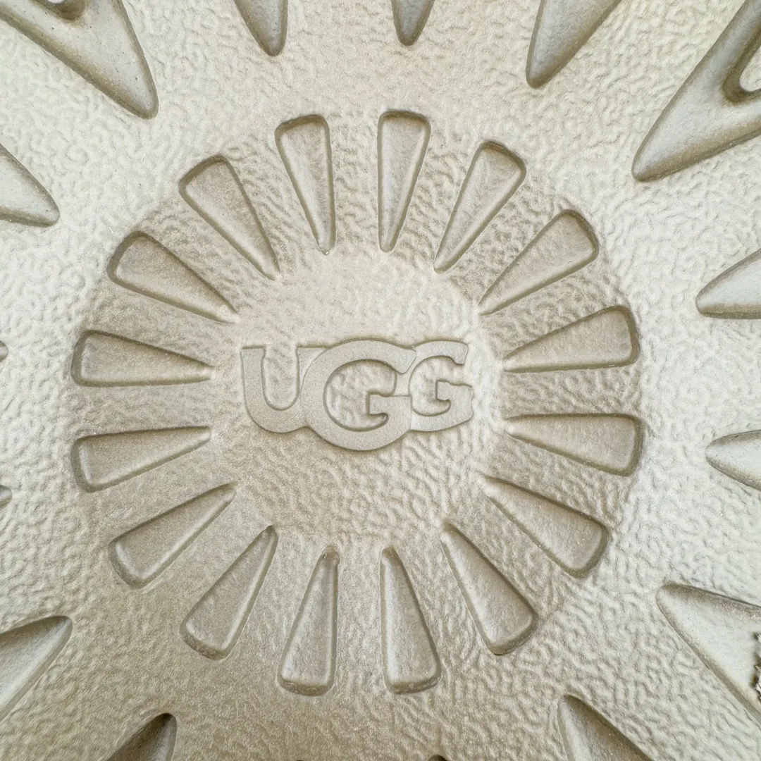 Pick up locally 💰640 UGG 5013 snap-on men's autumn and winter sheepskin and fur integrated snow boots. All shoes are made from the same factory as ZP. Longfeng A-grade Australian imported sheepskin and fur integrated men's boots. Brand OEM production line. Fully follow the ZP process. Original pattern maker of the OEM. Adhering to the principle of no original shoes and no development selection. Pay attention to every detail. The most authentic version on the market TREADLITE "Light Wing" technology outsole Lightweight/durable/flexible/pile size: 40 41 42 43 44 Coding: by3936050